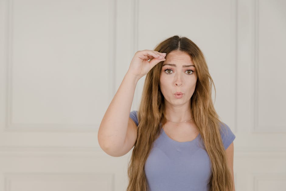 Donna che comunica in Lingua dei Segni Italiana (LIS), interpretazione inclusiva per la comunicazione accessibile a tutti.