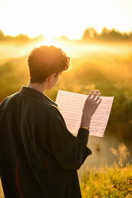 Giovane musicista studia spartito all'alba, competenze musicali e crescita artistica, paesaggio luminoso e ispiratore