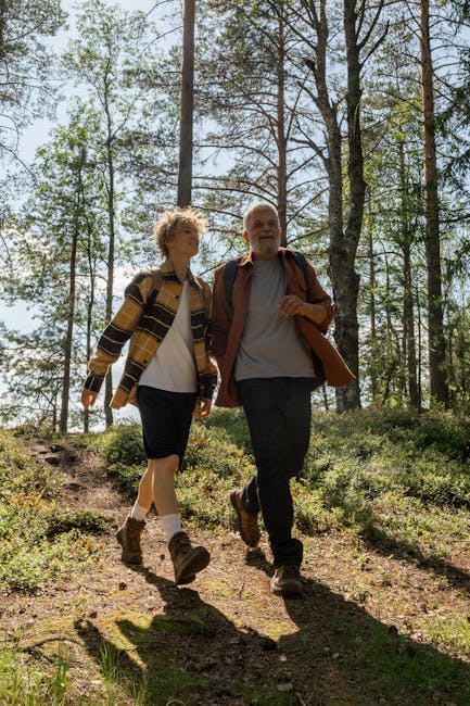 Padre e figlio camminano nel bosco: un'esperienza di apprendimento e crescita condivisa nella natura rigogliosa.