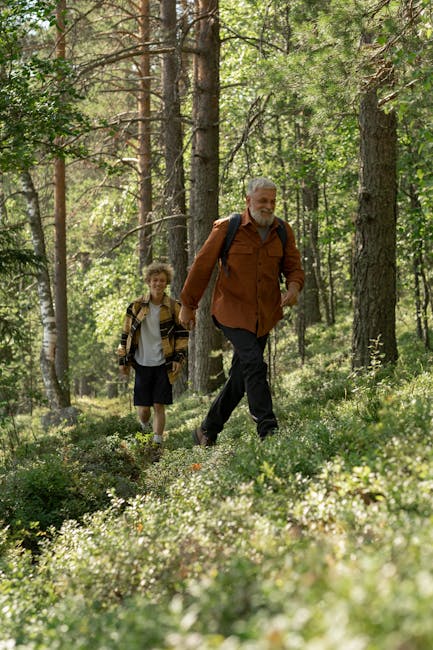 Un professore: uomo maturo e giovane studente camminano nel bosco, simbolo del dialogo tra generazioni e della crescita personale.