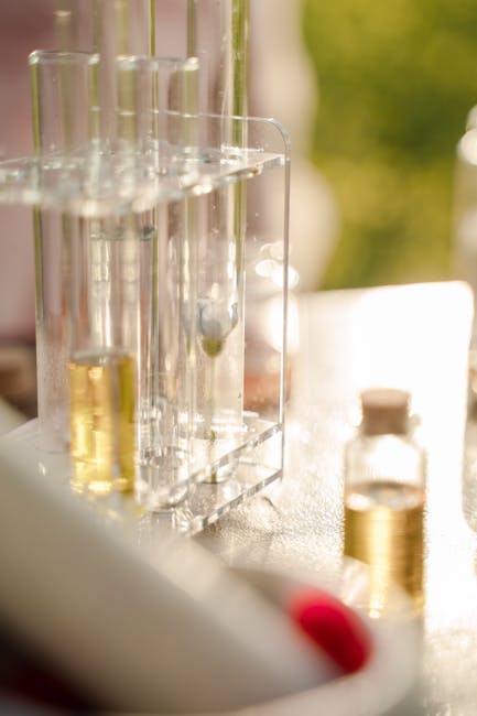 Analisi di laboratorio con provette e flacone dorato, riflessioni sulla 4 Dinastia e le sue peculiarità scientifiche.