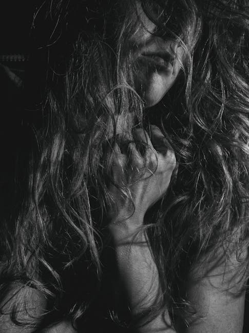 Ritratto in bianco e nero che evoca la profondità emotiva e l'introspezione tipiche della poesia di Virgilio.