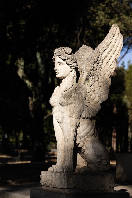 Sfinge alata: Simbolo mitologico dei Volsci Statua di sfinge alata in pietra, possibile riferimento mitologico alla Regina dei Volsci e al suo regno nell'antica Italia.