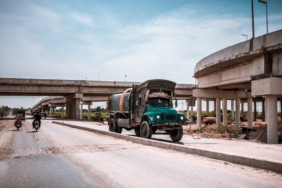 Distribuzione regionale posti PNRR 3: camion cisterna su strada con infrastrutture viarie, simbolo di lavori e opportunità territoriali