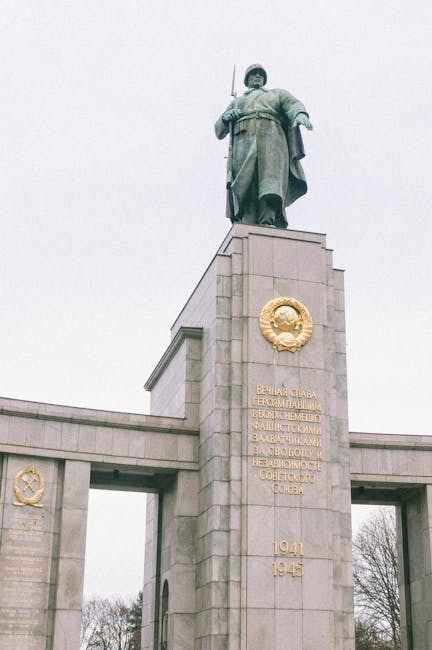 Monumento sovietico a Berlino dedicato ai soldati caduti nel 1941-1945 durante la Seconda Guerra Mondiale contro il nazifascismo.