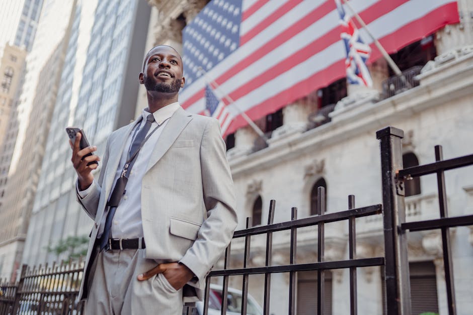 Day trader afroamericano a Wall Street con smartphone, strategie di investimento per il successo nel day trading e finanza