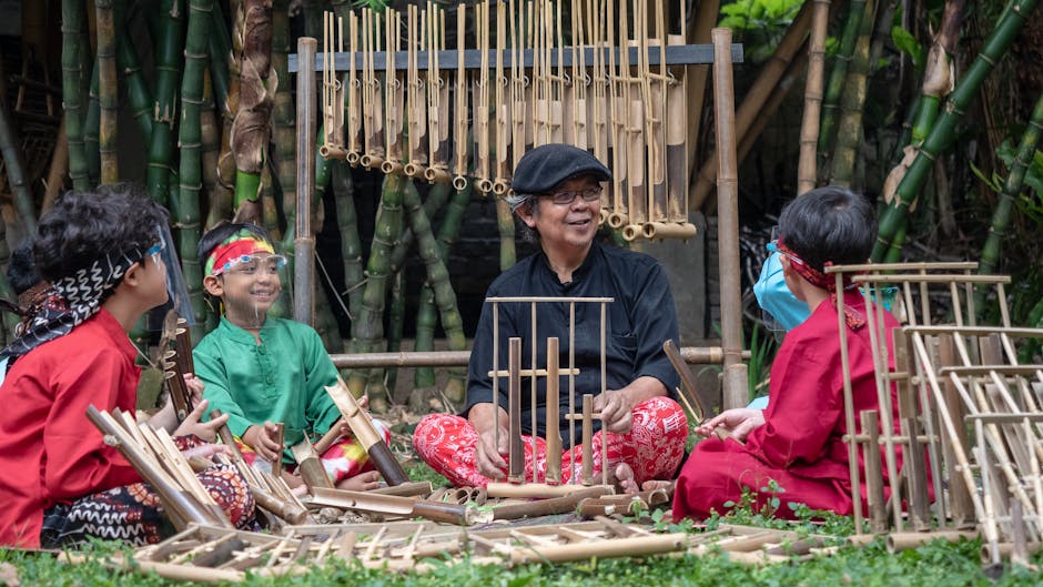 Attività musicali interattive: lezione di angklung per bambini Bambini e insegnante suonano l'angklung, strumento musicale interattivo per l'insegnamento della musica tradizionale indonesiana