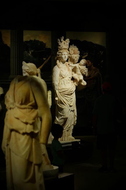 Sculture romane in mostra: dettagli di statue classiche che evocano l'epoca di Virgilio e la sua influenza sulla cultura e l'arte.
