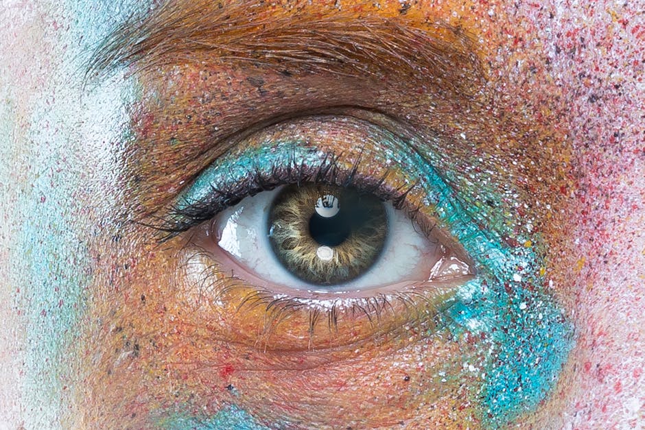 Occhio umano con trucco artistico colorato, metafora della sorveglianza in 1984 di Orwell e del Grande Fratello