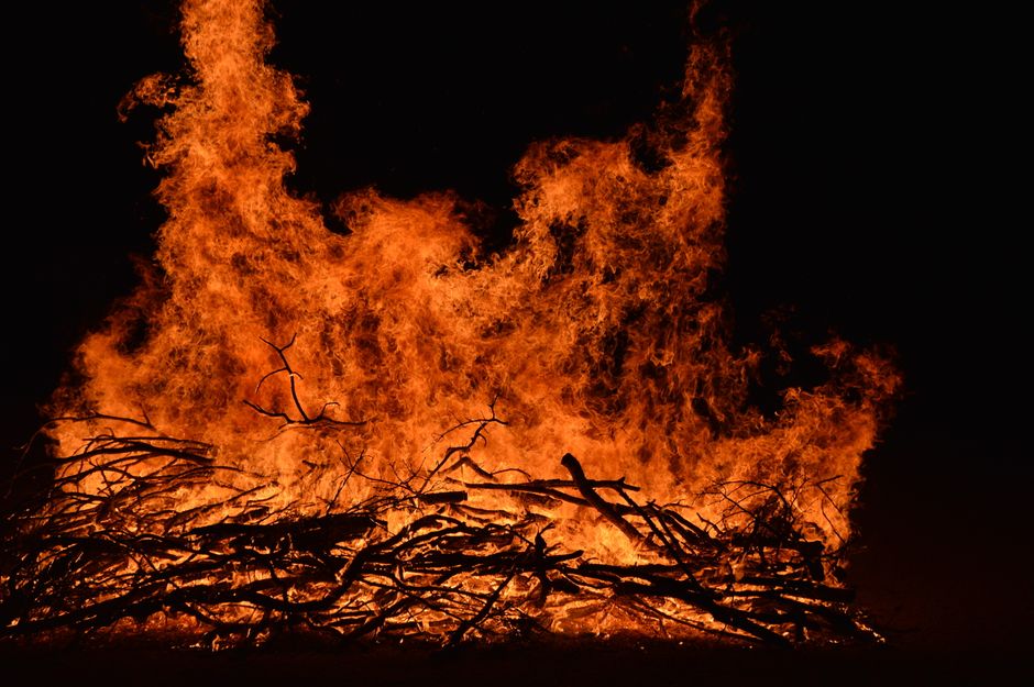 Incendio a Livorno: sospensione attività scolastiche e gestione emergenza per la nube di fumo
