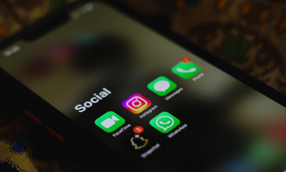 Divieto social under 15 e smartphone: il modello francese e le riflessioni sul futuro della scuola italiana