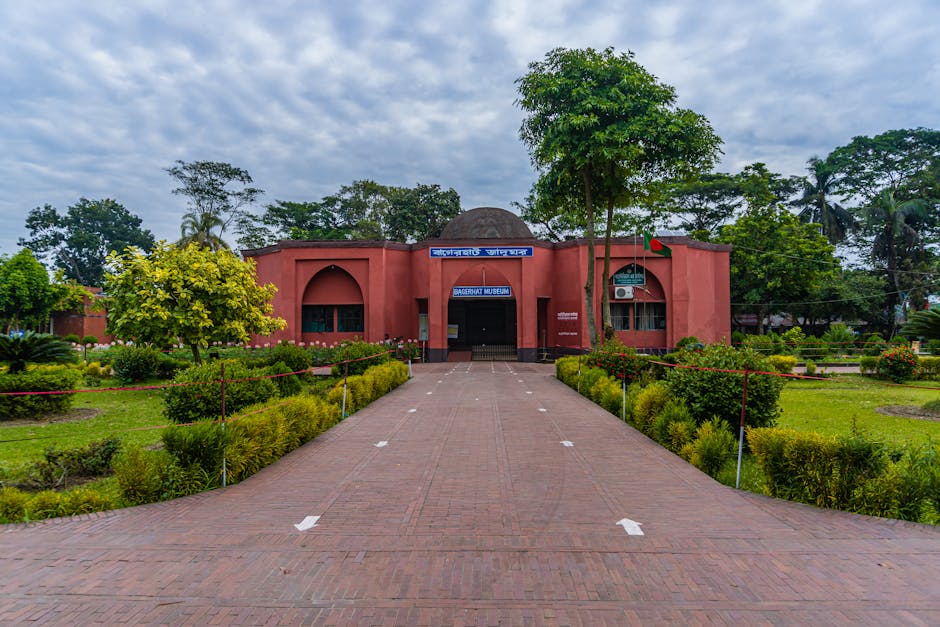 Museo di Bagerhat, Bangladesh: architettura storica e giardino curato, testimonianza di imperatori unici e del loro impatto culturale duraturo.