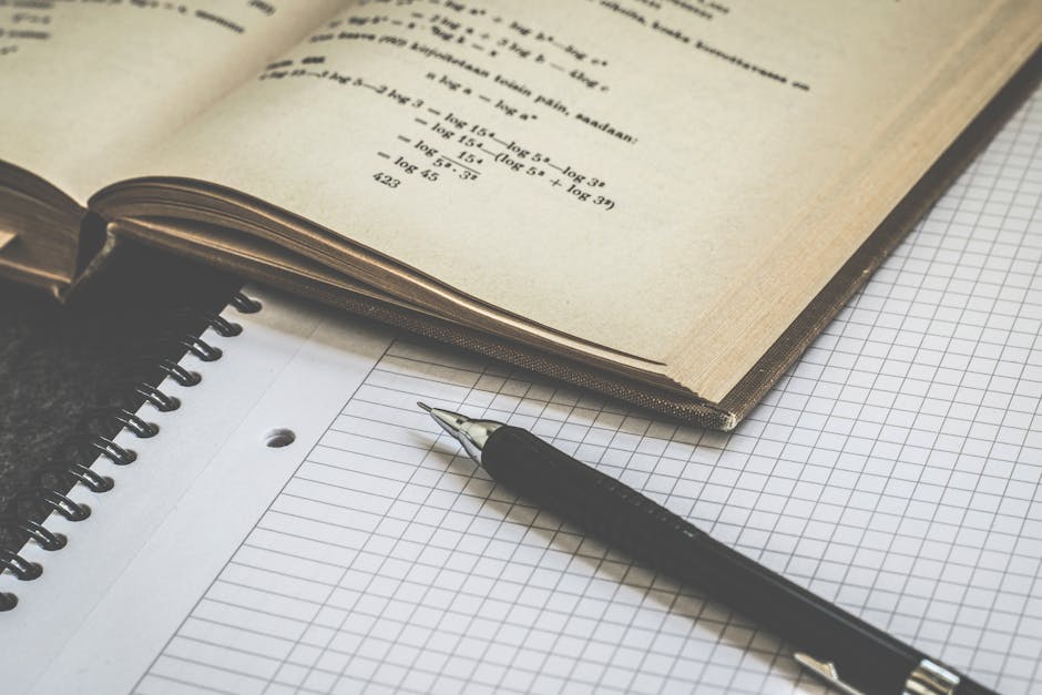 Libro aperto con formule matematiche, quaderno a quadretti e penna stilografica per approfondire la geometria piana.