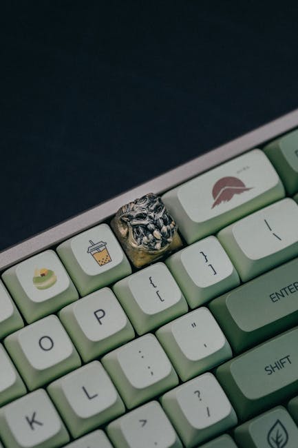 Tastiera meccanica personalizzata con keycaps unici e anello a forma di teschio, dispositivo di input unico per gaming e lavoro.