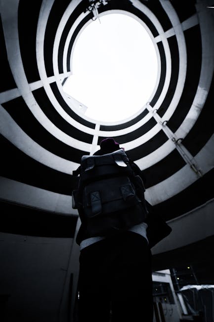 Persona con zaino guarda verso l'alto un cerchio concentrico, illustrazione del concetto di cerchio e formule geometriche