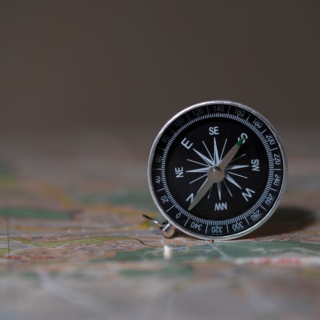 Bussola analogica su mappa topografica, simbolo di coordinate geografiche e geolocalizzazione per articolo sul tema.