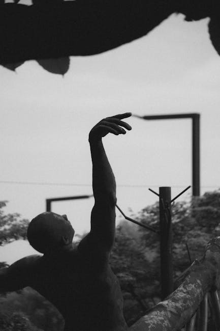 Scultura in bianco e nero che esprime tensione emotiva e fisica, parte di un articolo approfondito sull'argomento.