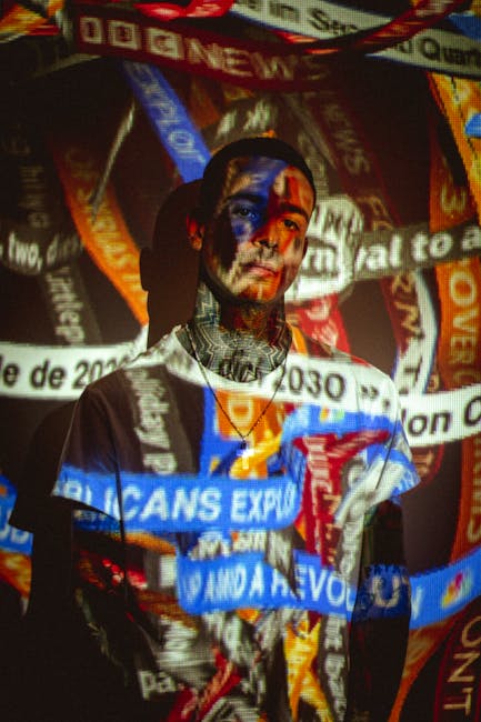 Uomo con proiezioni di notizie e date, metafora delle GPS docenti 2026 e delle informazioni utili per l'anno di prova e gli elenchi regionali.