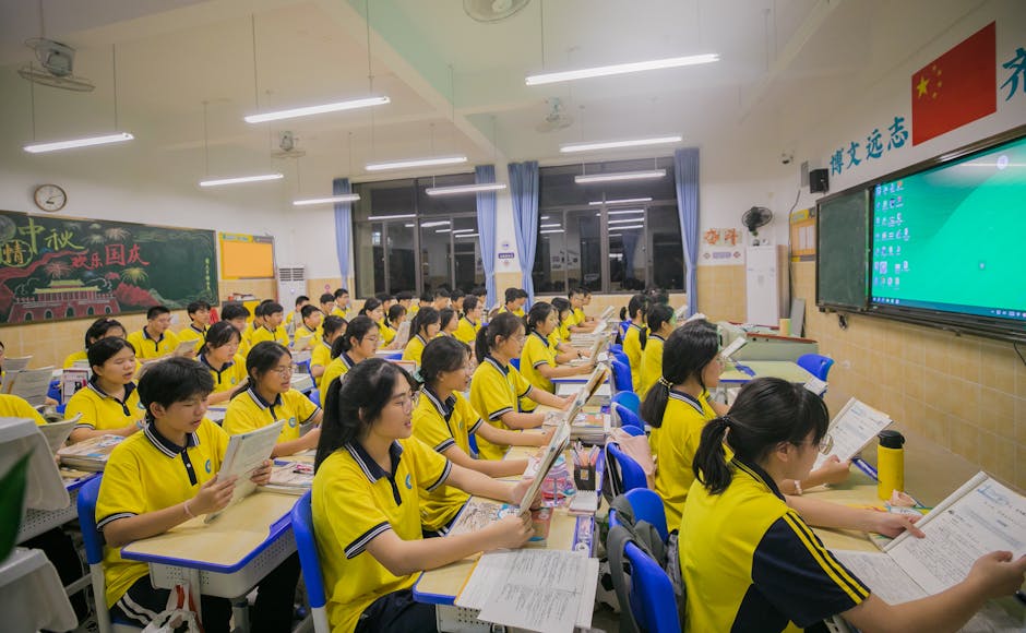 Studenti in aula con libri di testo, esempio di didattica tradizionale supportata dall'IA per la preparazione delle lezioni