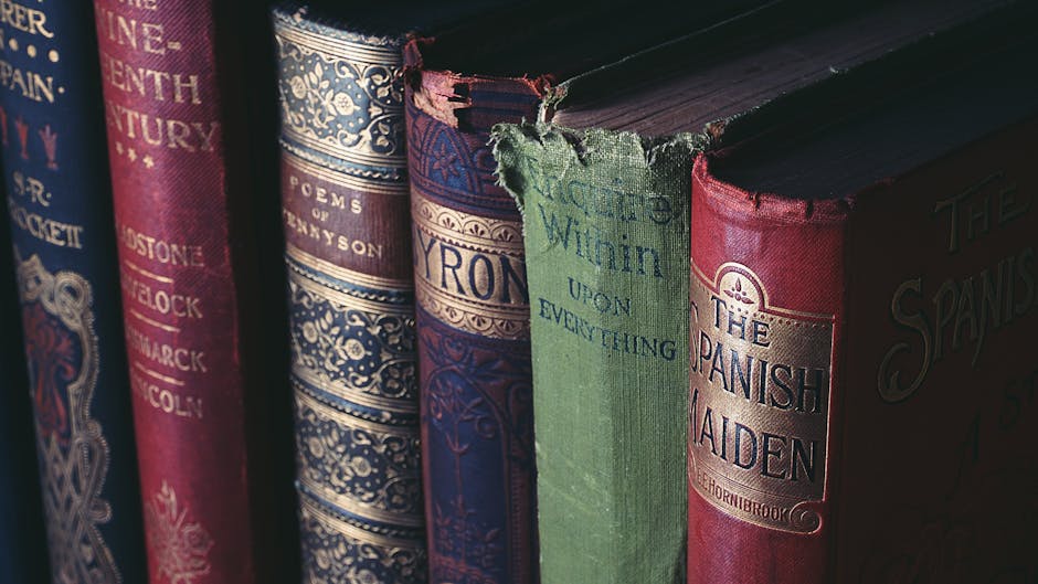 Libri antichi e rilegati in pelle, evocativi dell'atmosfera letteraria di Novecento di Alessandro Baricco, con dettagli dorati e titoli classici.