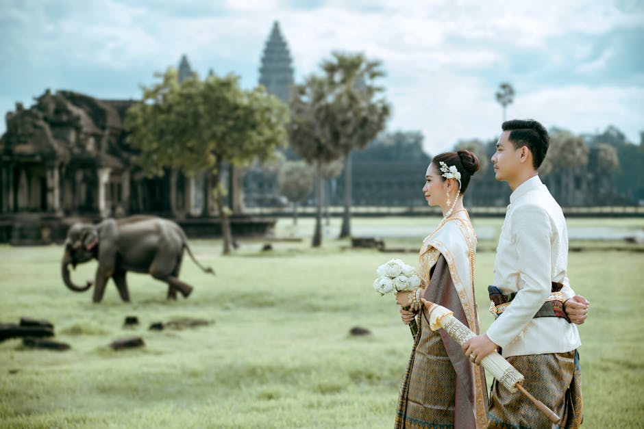 Coppia in abiti tradizionali cambogiani con elefante e Angkor Wat sullo sfondo, matrimonio e cultura cambogiana