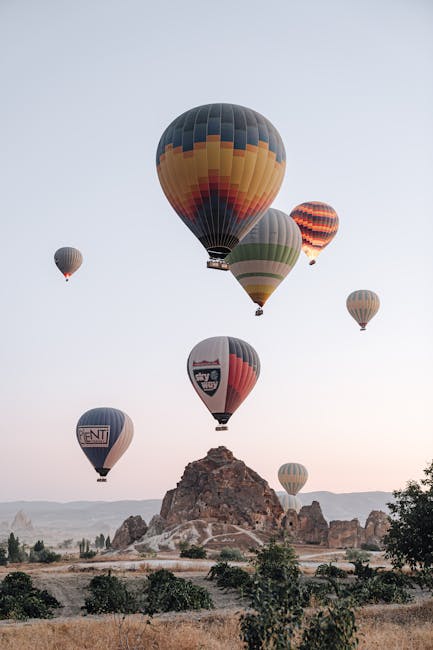 Mongolfiere colorate che sorvolano il paesaggio unico della Cappadocia, un'esperienza indimenticabile da vivere nei PEI.