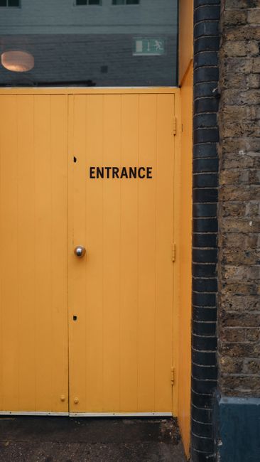 Porta gialla con scritta ENTRANCE, simbolo di accesso alla guida per le immissioni in ruolo docenti 2026/27