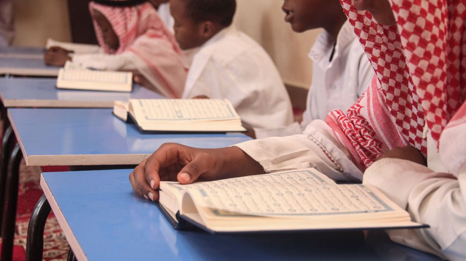 Islamizzazione nelle scuole: il Ministero monitora le attività religiose e scoppia il confronto politico