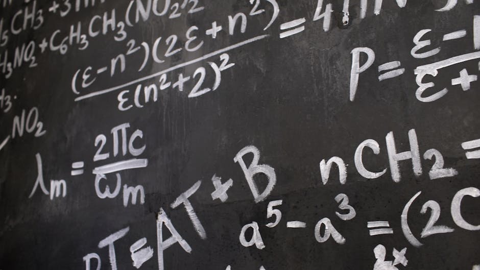 Lavagna piena di formule matematiche complesse scritte in gesso bianco, simbolo della difficoltà e delle sfide nell'istruzione e della dispersione scolastica.