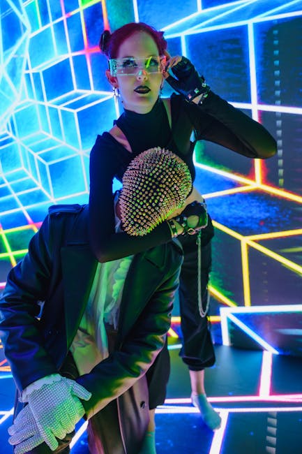 Esperienza formativa innovativa: donna con occhiali futuristici e sfera chiodata, sfondo geometrico luminoso, musica e apprendimento unico.