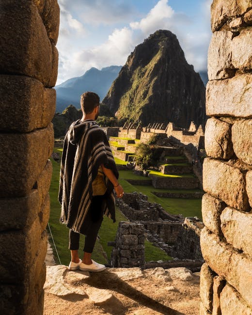 Viaggiatore ammira Machu Picchu, antica città Inca in Perù, simbolo della storia e delle tradizioni sudamericane