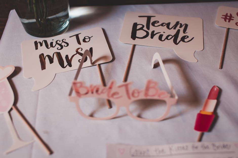 Accessori divertenti per addio al nubilato con scritte Miss To Mrs e Team Bride per festeggiare la futura sposa.