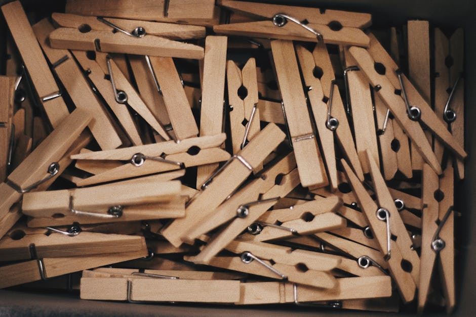 Mollette di legno sparse: metafora visiva per comprendere il Minimo Comune Multiplo tra 10 e 15 con esempi pratici