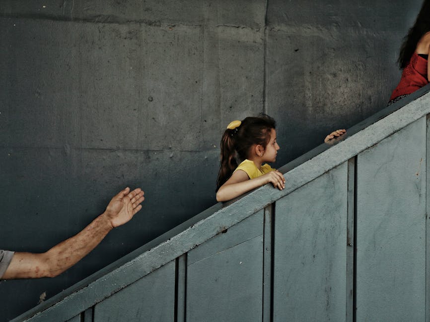 Musica e crescita: supporto allo sviluppo infantile Bambina sale le scale con l'aiuto di un adulto: metafora di crescita e supporto nello sviluppo infantile attraverso la musica.