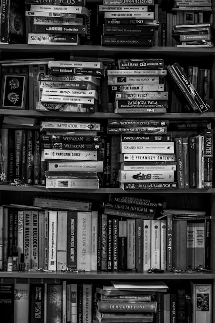 Libreria antica: Virgilio e la storia della letteratura Scaffale di libri antichi in bianco e nero, evocativo del sapere classico e della figura di Virgilio nella letteratura.