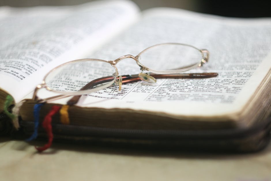 Ritardi stipendi supplenti: la lente dell'ANIEF Occhiali appoggiati su libro aperto, metafora delle difficoltà burocratiche e dei ritardi stipendiali dei supplenti scolastici ANIEF