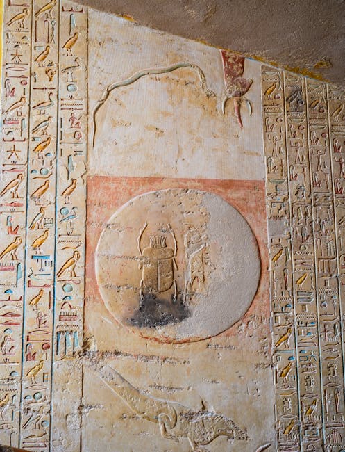 Rilievo murale egizio della IV Dinastia con scarabeo sacro, geroglifici e rappresentazioni animali nell'architettura funeraria.