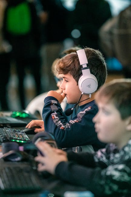 Ragazzo concentrato gioca a un videogioco di ritmo con cuffie, immerso nel divertimento e nella sfida del mondo gaming musicale.