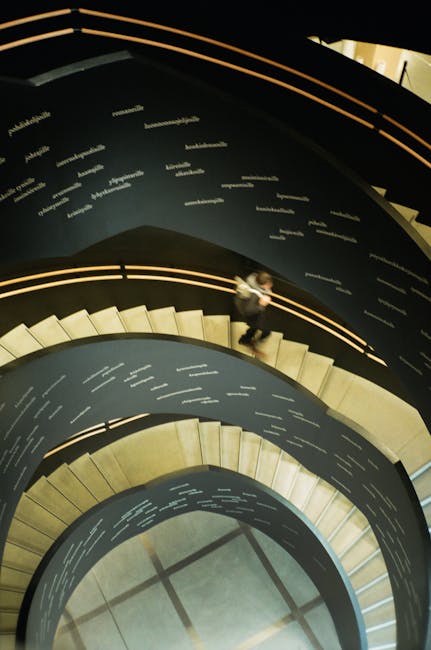 Scala a chiocciola con scritte, metafora del percorso artistico di Pablo, un viaggio nel genio creativo e nell'innovazione continua.