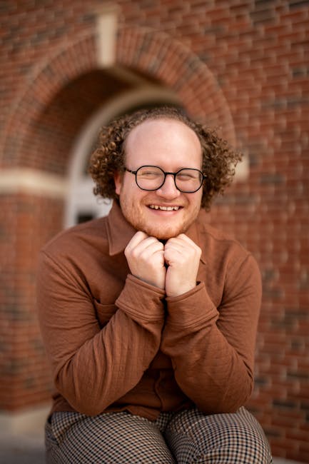 Studente sorridente con occhiali, espressione positiva. Concetto di inclusione e successo nel Piano Educativo Individualizzato.