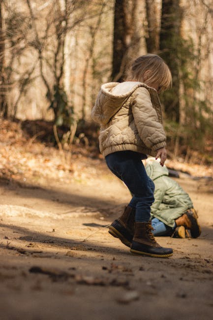 Bambini che giocano nel bosco: riflessioni sull'educazione familiare e i limiti dell'intervento statale nella crescita dei figli.