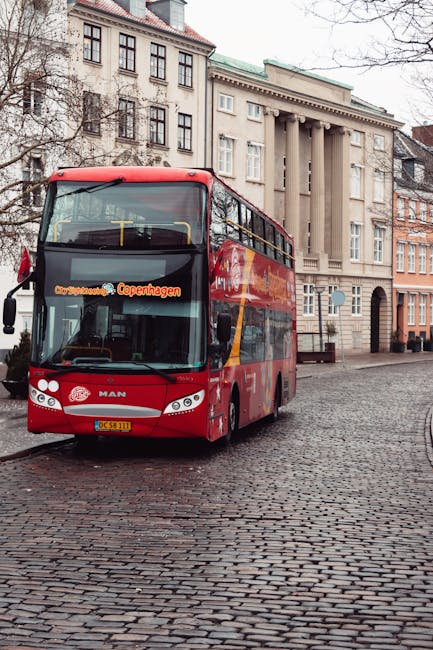 Autobus turistico a due piani a Copenaghen, sfondo architettonico per Olimpiadi dei dilemmi etici PATHS 2025-2026