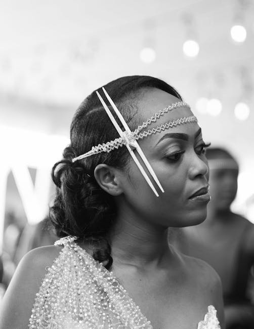 Ritratto in bianco e nero di donna con copricapo tradizionale e abito ornato, riflessione su saggezza e tristezza