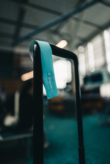 Abbonamento mezzi pubblici Roma: tessera Atac azzurra appesa a maniglione, simbolo di mobilità sostenibile e accesso facilitato al trasporto pubblico.