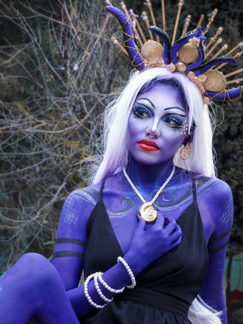 Cosplay di Didone Regina Fenicia: incarnazione moderna di una figura leggendaria con trucco blu e corona di conchiglie dorate