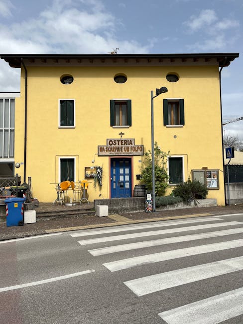 Tre quindicenni investiti da una Porsche davanti a una scuola nel Trevigiano: soccorsi in ospedale e nessuno in pericolo