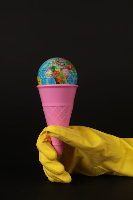 Mappamondo a forma di gelato tenuto da una mano con guanto giallo, metafora della pianificazione per un futuro sostenibile.