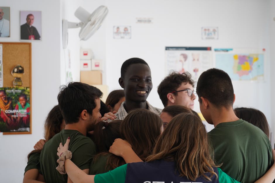 Rientra a scuola il docente partito con la Flotilla: studenti del Liceo di Ancona lo riabbracciano