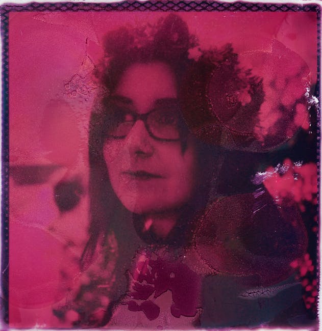 Ritratto artistico di donna con occhiali e corona di fiori, immagine evocativa per articolo su complimenti unici e memorabili.