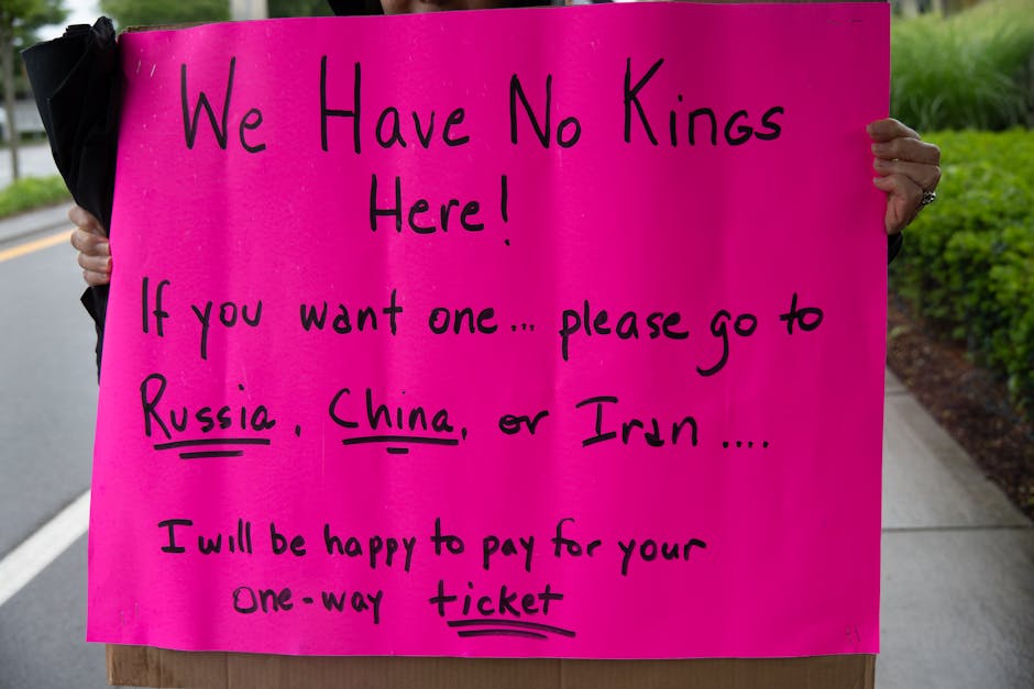 Protesta contro i ritardi NoiPa: cartello con scritta 'Noi non abbiamo re qui, se ne volete uno andate in Russia, Cina o Iran'